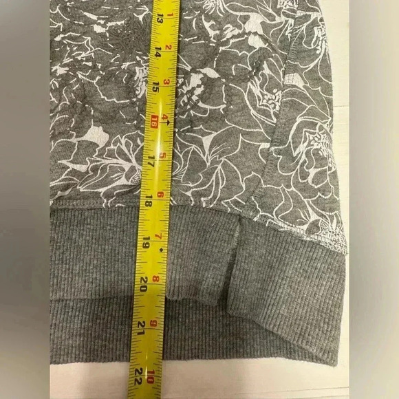 Banana Republic women’s grey and white pullover sweatshirt crewneck size small - Picture 11 of 12